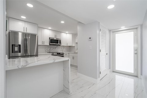 Condominio en Pembroke Pines, Florida, 2 dormitorios  № 2240275