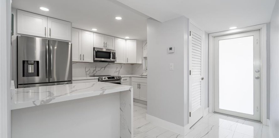 Condominio en Pembroke Pines, Florida, 2 dormitorios № 2240275