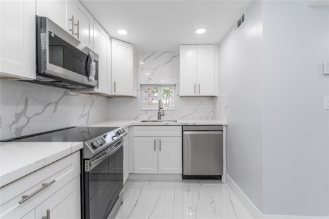 Condominio en venta en Pembroke Pines, Florida, 2 dormitorios, 83.61 m2 № 2240275 - foto 10