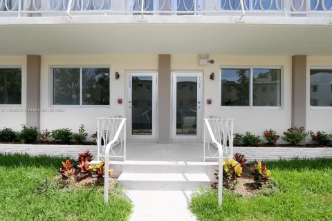 Condo in Miami Beach, Florida, 1 bedroom  № 1874685 - photo 1
