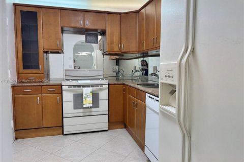 Condominio en Sunny Isles Beach, Florida, 2 dormitorios  № 1975261