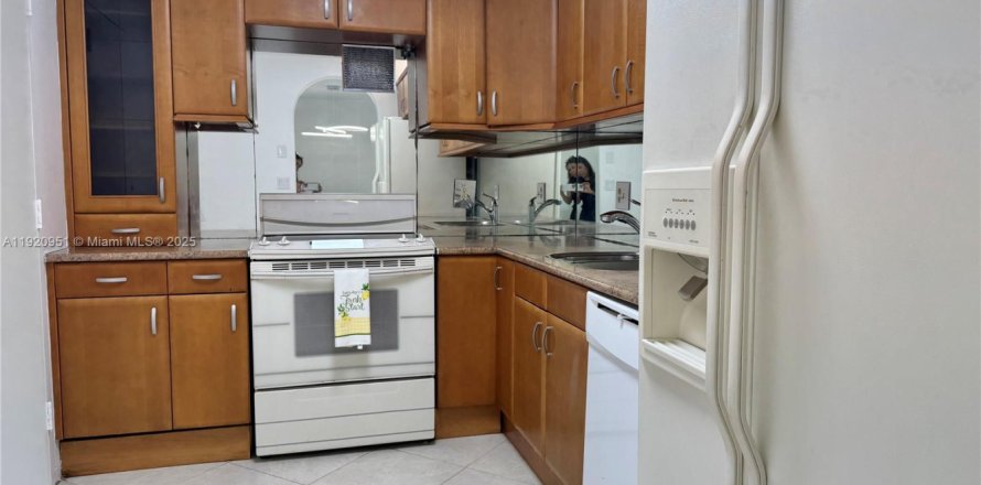 Condominio en Sunny Isles Beach, Florida, 2 dormitorios № 1975261