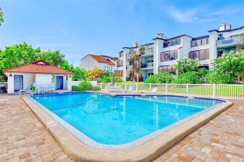 Condo in Saint Petersburg, Florida, 2 bedrooms  № 1830039 - photo 29