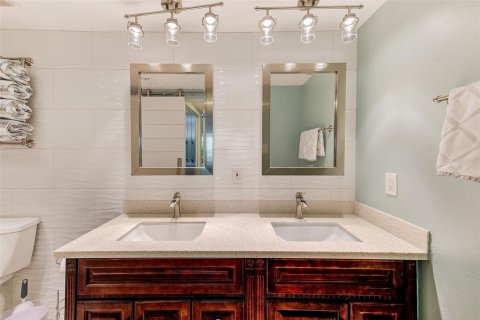 Condo in Saint Petersburg, Florida, 2 bedrooms  № 1830039 - photo 12