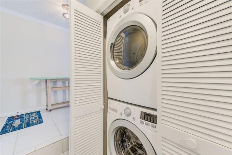 Condo in Saint Petersburg, Florida, 2 bedrooms  № 1830039 - photo 17