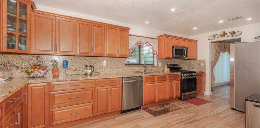 House in Sunrise, Florida 4 bedrooms, 184.5 sq.m. № 1705612