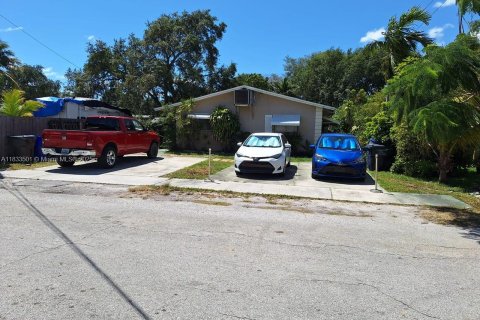 Casa en alquiler en Hollywood, Florida, 2 dormitorios, 170.75 m2 № 1934822 - foto 1