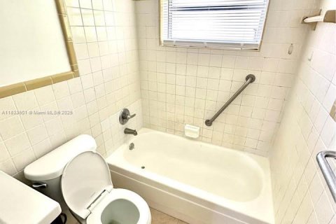 Casa en alquiler en Hollywood, Florida, 2 dormitorios, 170.75 m2 № 1934822 - foto 11