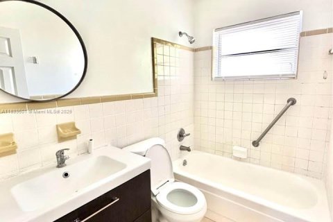 Casa en alquiler en Hollywood, Florida, 2 dormitorios, 170.75 m2 № 1934822 - foto 10