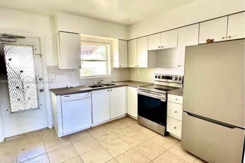 Casa en alquiler en Hollywood, Florida, 2 dormitorios, 170.75 m2 № 1934822 - foto 4