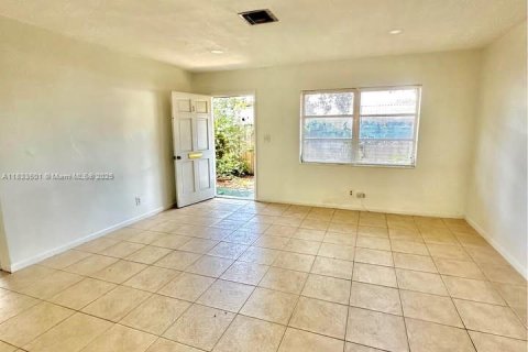 Casa en alquiler en Hollywood, Florida, 2 dormitorios, 170.75 m2 № 1934822 - foto 6