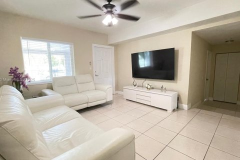 Casa en venta en Miami, Florida, 3 dormitorios, 131.18 m2 № 1849009 - foto 14