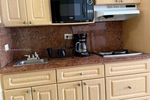 Condominio en venta en Sunny Isles Beach, Florida, 33.44 m2 № 1939574 - foto 4