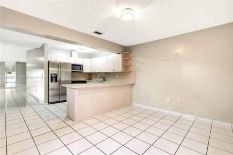 Villa ou maison à vendre à Miami, Floride: 3 chambres, 115.48 m2 № 1947160 - photo 15