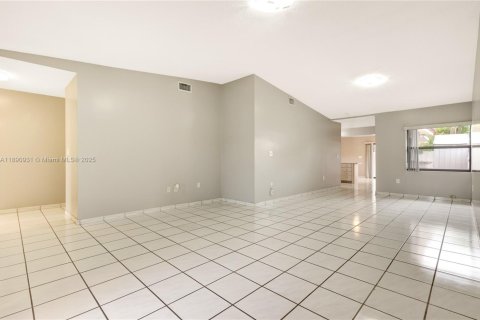 Villa ou maison à vendre à Miami, Floride: 3 chambres, 115.48 m2 № 1947160 - photo 3