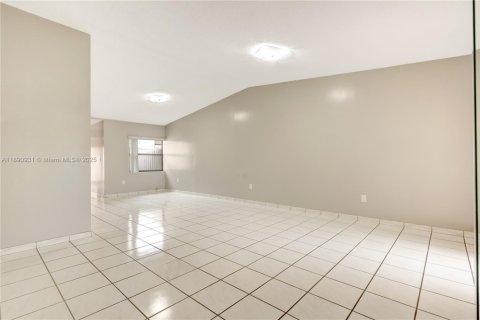 Villa ou maison à vendre à Miami, Floride: 3 chambres, 115.48 m2 № 1947160 - photo 4