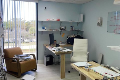 Propiedad comercial en alquiler en North Palm Beach, Florida № 1031544 - foto 1