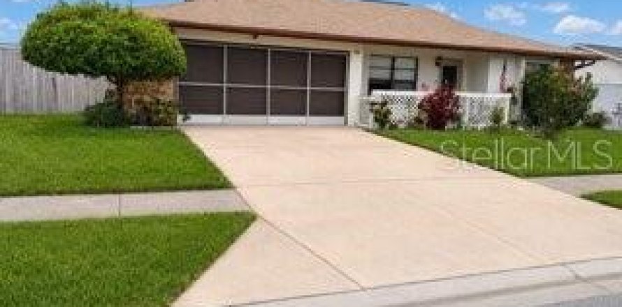 House in Port Richey, Florida 2 bedrooms, 118.64 sq.m. № 2157878