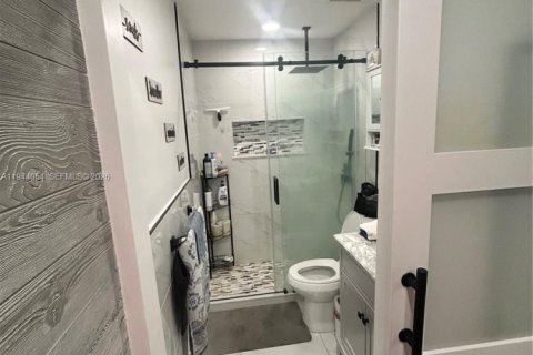 House in Hialeah Gardens, Florida 3 bedrooms, 108.7 sq.m. № 2001021 - photo 14