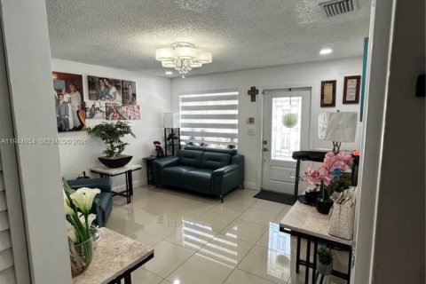 House in Hialeah Gardens, Florida 3 bedrooms, 108.7 sq.m. № 2001021 - photo 4