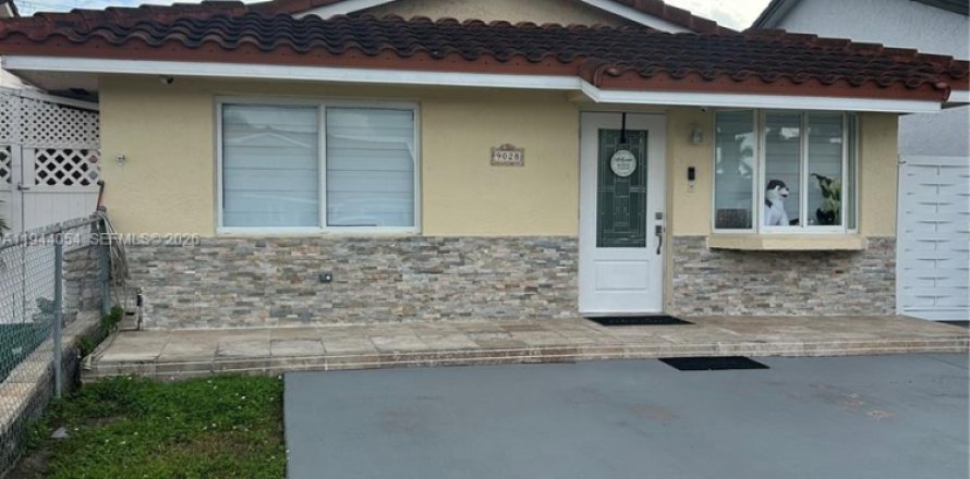 House in Hialeah Gardens, Florida 3 bedrooms, 108.7 sq.m. № 2001021