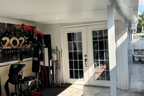 House in Hialeah Gardens, Florida 3 bedrooms, 108.7 sq.m. № 2001021 - photo 18