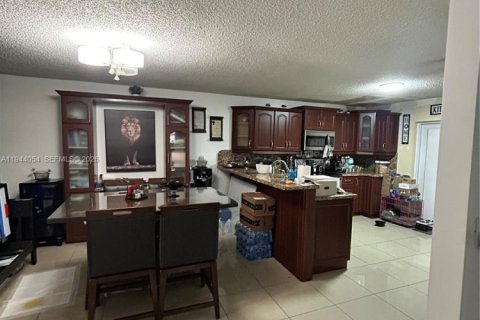 House in Hialeah Gardens, Florida 3 bedrooms, 108.7 sq.m. № 2001021 - photo 6