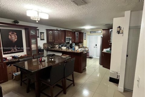 House in Hialeah Gardens, Florida 3 bedrooms, 108.7 sq.m. № 2001021 - photo 5