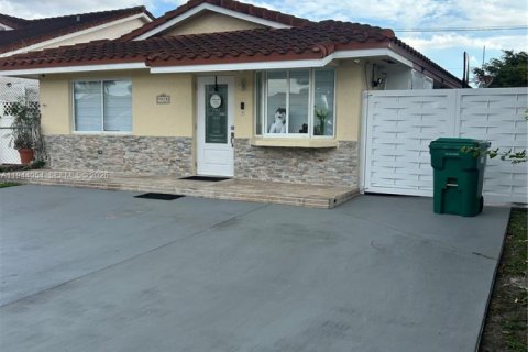 House in Hialeah Gardens, Florida 3 bedrooms, 108.7 sq.m. № 2001021 - photo 2