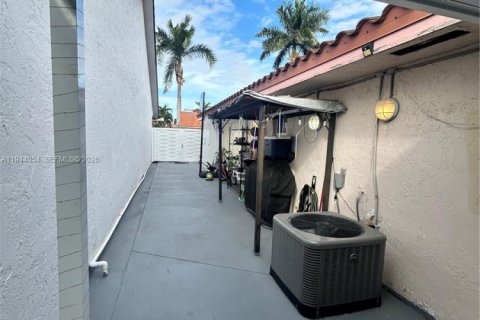 House in Hialeah Gardens, Florida 3 bedrooms, 108.7 sq.m. № 2001021 - photo 20