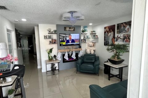House in Hialeah Gardens, Florida 3 bedrooms, 108.7 sq.m. № 2001021 - photo 3