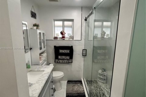 House in Hialeah Gardens, Florida 3 bedrooms, 108.7 sq.m. № 2001021 - photo 11