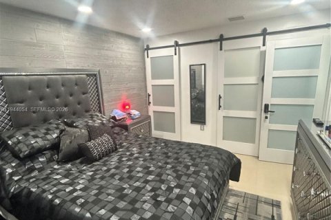 House in Hialeah Gardens, Florida 3 bedrooms, 108.7 sq.m. № 2001021 - photo 8