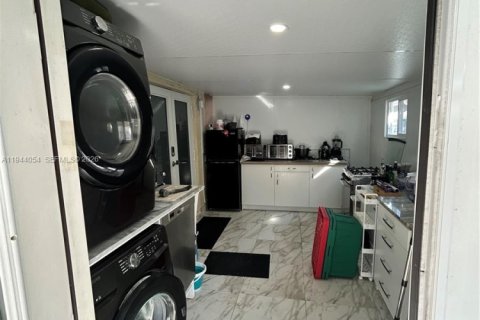 House in Hialeah Gardens, Florida 3 bedrooms, 108.7 sq.m. № 2001021 - photo 17