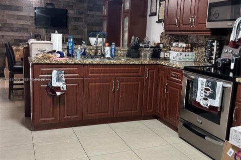 House in Hialeah Gardens, Florida 3 bedrooms, 108.7 sq.m. № 2001021 - photo 7