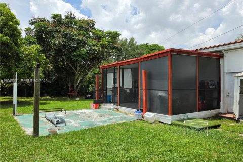 House in Biscayne Park, Florida 3 bedrooms, 101.45 sq.m. № 2274941 - photo 19