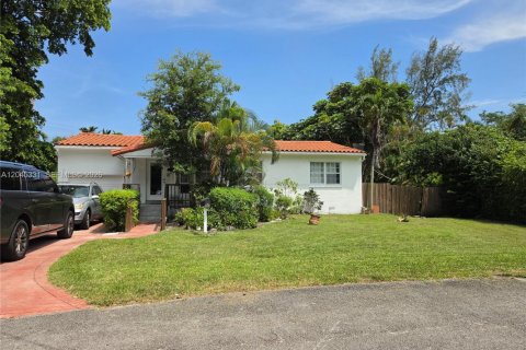 House in Biscayne Park, Florida 3 bedrooms, 101.45 sq.m. № 2274941