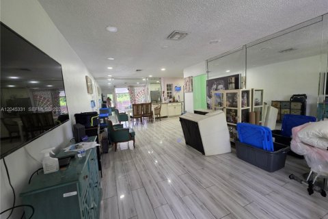 House in Biscayne Park, Florida 3 bedrooms, 101.45 sq.m. № 2274941 - photo 8