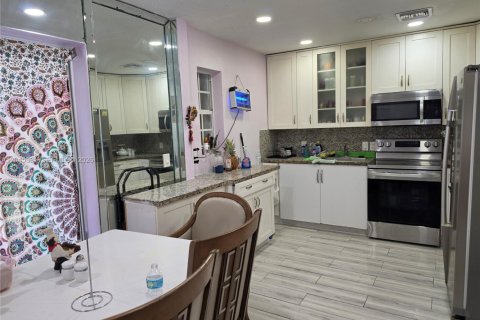 House in Biscayne Park, Florida 3 bedrooms, 101.45 sq.m. № 2274941 - photo 6