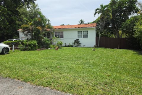 House in Biscayne Park, Florida 3 bedrooms, 101.45 sq.m. № 2274941 - photo 17
