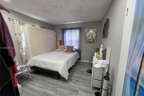 House in Biscayne Park, Florida 3 bedrooms, 101.45 sq.m. № 2274941 - photo 13