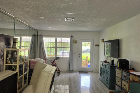House in Biscayne Park, Florida 3 bedrooms, 101.45 sq.m. № 2274941 - photo 9