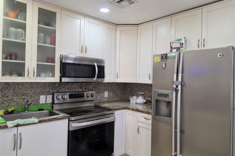 House in Biscayne Park, Florida 3 bedrooms, 101.45 sq.m. № 2274941 - photo 7
