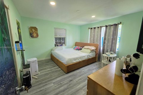 House in Biscayne Park, Florida 3 bedrooms, 101.45 sq.m. № 2274941 - photo 14