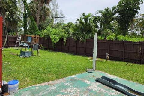House in Biscayne Park, Florida 3 bedrooms, 101.45 sq.m. № 2274941 - photo 22