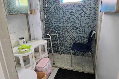 House in Biscayne Park, Florida 3 bedrooms, 101.45 sq.m. № 2274941 - photo 11