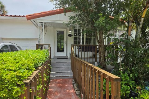 House in Biscayne Park, Florida 3 bedrooms, 101.45 sq.m. № 2274941 - photo 2