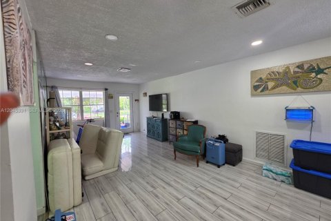 House in Biscayne Park, Florida 3 bedrooms, 101.45 sq.m. № 2274941 - photo 4