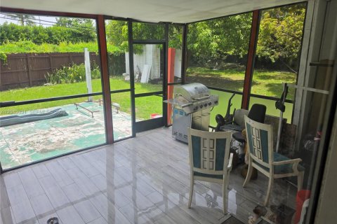 House in Biscayne Park, Florida 3 bedrooms, 101.45 sq.m. № 2274941 - photo 23