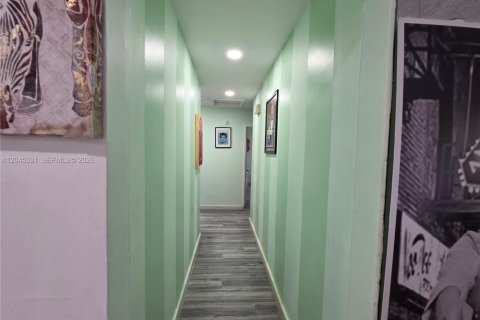 House in Biscayne Park, Florida 3 bedrooms, 101.45 sq.m. № 2274941 - photo 10